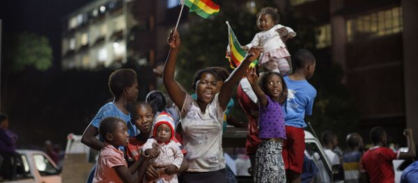 احتفال المواطنين في زيمبابوي باستقالة الرئيس روبرت موغابي، 21 نوفمبر/ تشرين الثاني 2017 - سبوتنيك عربي