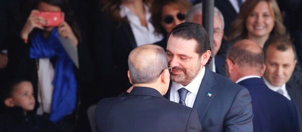 الرئيس اللبناني ميشال عون يحتضن رئيس الوزراء اللبناني السابق سعد الحريري - سبوتنيك عربي