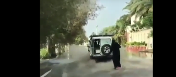 شابة سعوية تتزلج في أمطار جدة - سبوتنيك عربي