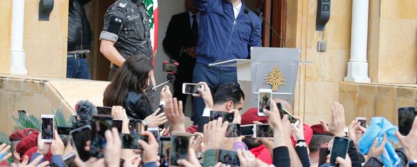 رئيس الوزراء اللبناني سعد الحريري وسط حشود من مؤيديه في بيروت، لبنان 22 نوفمبر/ تشرين الثاني 2017 - سبوتنيك عربي