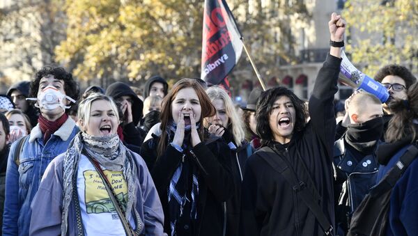 مظاهرات طلاب المدارس والجامعات احتجاجا على اصلاحات وتعديلات ماكرون في التعليم، الشرطة الفرنسية في باريس، فرنسا 22 نوفمبر/ تشرين الثاني 2017 - سبوتنيك عربي