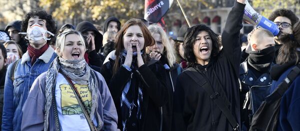 مظاهرات طلاب المدارس والجامعات احتجاجا على اصلاحات وتعديلات ماكرون في التعليم، الشرطة الفرنسية في باريس، فرنسا 22 نوفمبر/ تشرين الثاني 2017 - سبوتنيك عربي