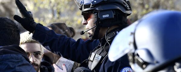 مظاهرات طلاب المدارس والجامعات احتجاجا على اصلاحات وتعديلات ماكرون في التعليم، الشرطة الفرنسية في باريس، فرنسا 22 نوفمبر/ تشرين الثاني 2017 - سبوتنيك عربي