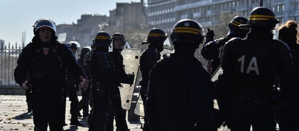 مظاهرات طلاب المدارس والجامعات احتجاجا على اصلاحات وتعديلات ماكرون في التعليم، الشرطة الفرنسية في باريس، فرنسا 22 نوفمبر/ تشرين الثاني 2017 - سبوتنيك عربي