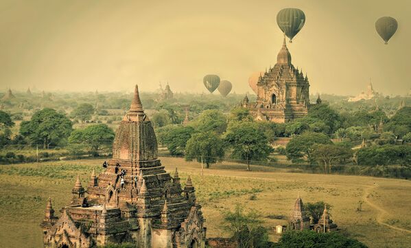 مسابقة التصوير التاريخي لهذا العام (Historic Photographer of the Year) - صورة بعنوان البالونات الهوائية فوق باغان، ميانمار، للمصورة آنا كارولين دي ليما - سبوتنيك عربي