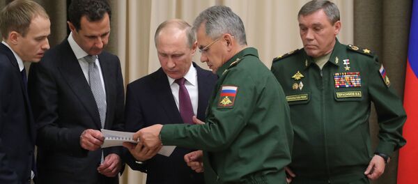 الرئيس فلاديمير بوتين والرئيش بشار الأسد خلال التعرف على الجنرالات القائمين على العملية العسكرية في سوريا، سوتشي، روسيا 20 نوفمبر/ تشرين الثاني 2017 - سبوتنيك عربي