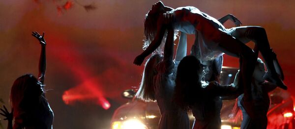 المغنية سيلينا غوميز خلال أداء أغنية وولفز (Wolves) في الحفل الموسيقي لتوزيع جوائز American Music Awards 2017 في لوس أنجلوس، 19 نوفمبر/ تشرين الثاني 2017 - سبوتنيك عربي