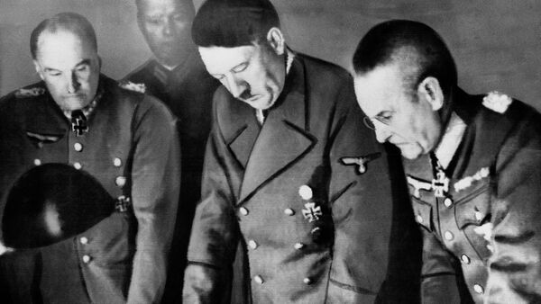 Adolf Hitler, center, confers with Field Marshal General Walther Von Brauchitsch, left, commander-in-chief of the Germany Army; and Colonel-General Franz Halder, Chief of the German Army staff, in Berlin on Aug. 7, 1941 - سبوتنيك عربي