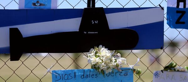 باقة من الزهور واللافتات لدعم أفراد الطاقم المفقودين في الغواصة أرا سان خوان على سياج خارج قاعدة بحرية أرجنتينية في مار ديل بلاتا باقة من الزهور واللافتات لدعم أفراد الطاقم المفقودين في الغواصة أرا سان خوان على سياج خارج قاعدة بحرية أرجنتينية في مار ديل بلاتا - سبوتنيك عربي