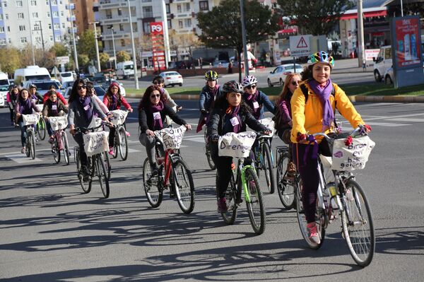 نساء يتظاهرن في شوارع اسطنبول ضد العنف نساء يتظاهرن في شوارع اسطنبول ضد العنف - سبوتنيك عربي