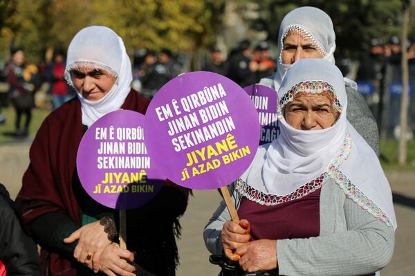 نساء يتظاهرن في شوارع اسطنبول ضد العنف نساء يتظاهرن في شوارع اسطنبول ضد العنف - سبوتنيك عربي