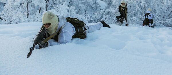 جنود من اللواء البحري الـ 61 التابع لأسطول الشمال أثناء التدريبات في قاعدة لمشاة البحرية سبوتنيك في منطقة مورمانسك، روسيا - سبوتنيك عربي