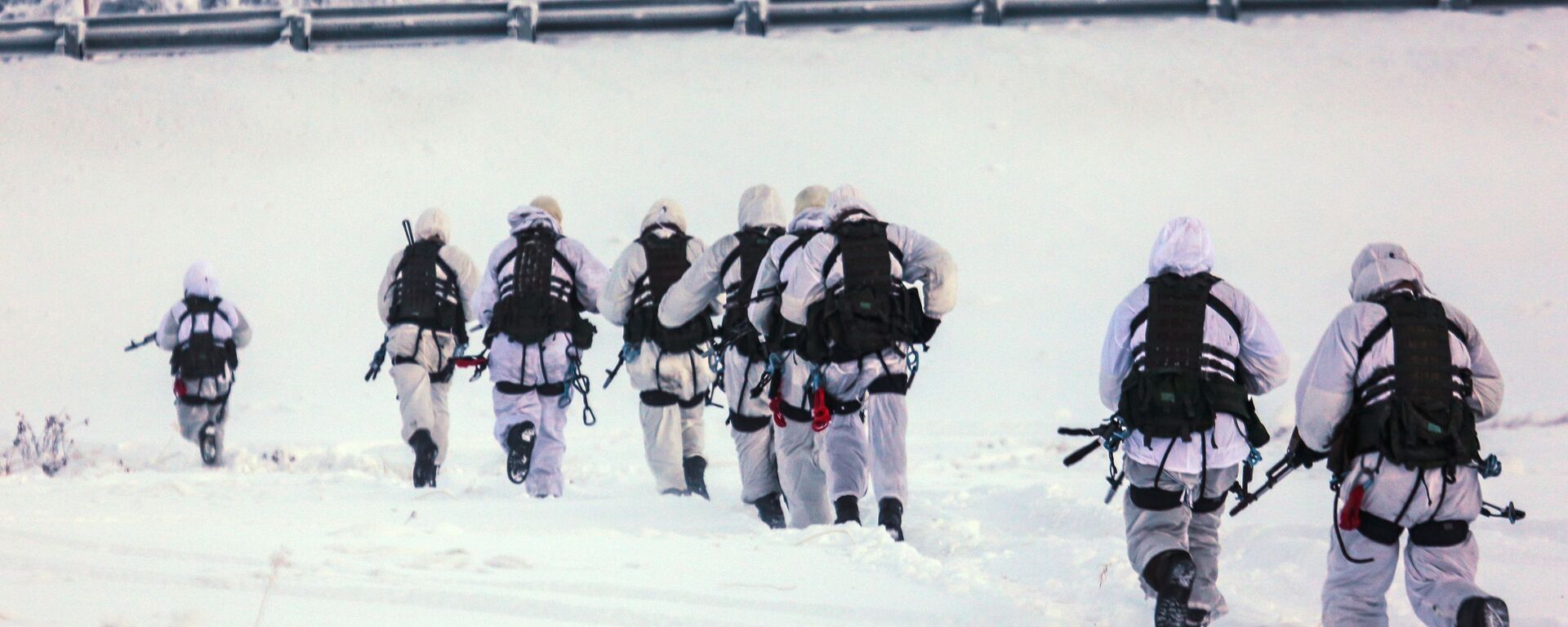 جنود من اللواء البحري الـ 61 التابع لأسطول الشمال أثناء التدريبات في قاعدة لمشاة البحرية سبوتنيك في منطقة مورمانسك، روسيا - سبوتنيك عربي, 1920, 24.02.2025