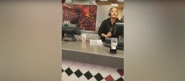 مديرة مطعم برغر أمريكي تصرخ في وجه زبونة حامل مديرة مطعم برغر أمريكي تصرخ في وجه زبونة حامل - سبوتنيك عربي