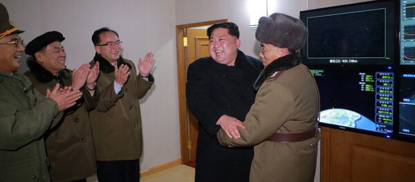 زعيم كوريا الشمالية كم جونغ أون بعد إطلاق الصاروخ - سبوتنيك عربي