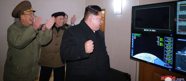 زعيم كوريا الشمالية كم جونغ أون بعد إطلاق الصاروخ - سبوتنيك عربي