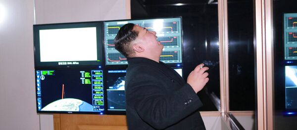 زعيم كوريا الشمالية كم جونغ أون بعد إطلاق الصاروخ - سبوتنيك عربي