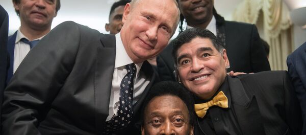 مارادونا و بيليه و الرئيس الروسي فلاديمير بوتين - سبوتنيك عربي