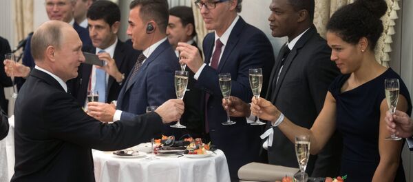 الرئيس الروسي فلاديمير بوتين يرحب بنجوم الكرة العالمية - سبوتنيك عربي