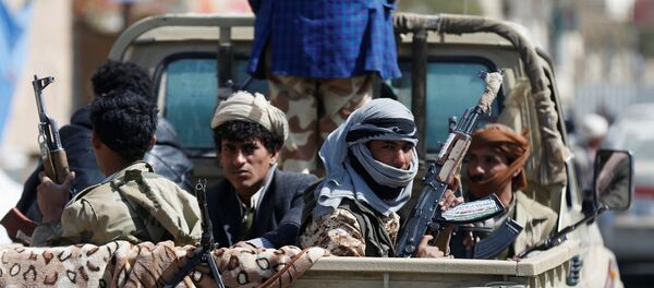 قوات أنصار الله يكبون سيارة خلال اشتباكات مع الوقات الموالية لعلي عبدالله صالح في صنعاء، اليمن 4 ديسمبر/ كانون الأول 2017 - سبوتنيك عربي