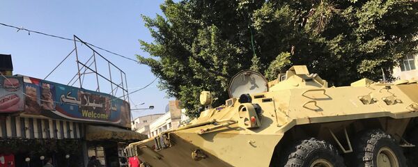 مدرعة تابعة لـ أنصار الله تقف في ساحة التحرير خلال الاشتباكات بين قوات أنصار الله والقوات الموالية للرئيس السابق علي عبدالله صالح في صنعاء، اليمن 4 ديسمبر/ كانون الأول 2017 - سبوتنيك عربي