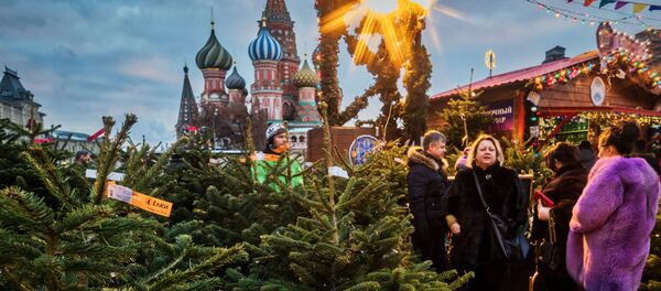 زوار في مهرجان غوم على الساحة الحمراء بموسكو - سبوتنيك عربي
