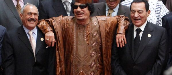 الزعيم الليبي السابق معمر القذافي يقف وسط الرئيس اليمني السابق علي عبدالله صالح والرئيس المصري السابق حسني مبارك في القمة العربية الأفريقية في سرت، ليبيا 10 أكتوبر/ تشرين الأول 2010 - سبوتنيك عربي