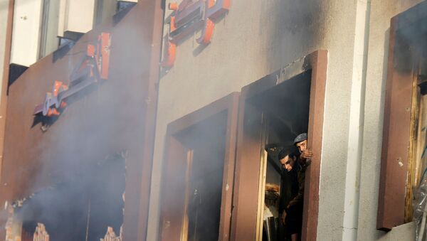 اشعال حريق في منزل الرئيس اليمني السابق علي عبدالله صالح في صنعاء، اليمن 4 ديسمبر/ كانون الأول 2017 - سبوتنيك عربي