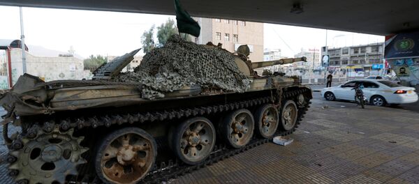 انتشار دبابات تابعة لقوات أنصار الله الحوثية في صنعاء، اليمن 4 ديسمبر/ كانون الأول 2017 - سبوتنيك عربي