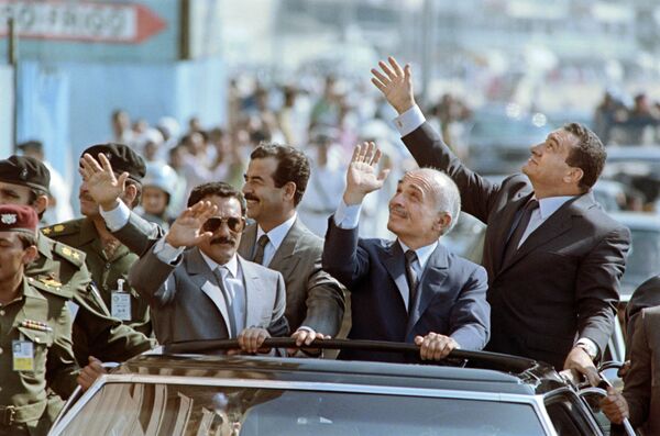  الرئيس اليمني السابق علي عبدالله صالح وملك الأردن السابق حسين والرئيس المصري السابق حسني مبارك والرئيس العراقي السابق صدام حسين في الإسكندرية، مصر عام 1989 - سبوتنيك عربي