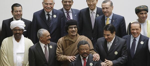 الرئيس اليمني السابق علي عبدالله صالح والزعيم الليبي السابق معمر القذافي والرئيس السوداني عمر البشير، والرئيس التونسي السابق زين العابدين بن علي ورئيس الوزراء الإيطالي السابق سيلفيو برلوسكوني وأمير المغرب مولاي رشيد ورئيس مجلس الوزراء المصري السابق أحمد نظيف والأمين العام لجامعة الدول العربية السابق عمر موسى وأمين الأمم المتحدة السابق بان كي مون ورئيس الوزراء التركي السابق (حينئذ) رجب طيب أردوغان ونائب رئيس الوزراء اليمني فهد بن محمود آل سعيد، ورئيس مفوضية الاتحاد الأفريقي السابق جان بينغ، خلال التقاط صورة جماعية في القمة العربية الأفريقية، عام 2010 - سبوتنيك عربي