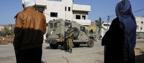 اشتباكات بين الشبان الفلسطينيين والشرطة الإسرائيلية بعد مقتل فلسطيني في قرية قصرة، الضفة الغربية، فلسطين 1 ديسمبر/ كانون الأول 2017 - سبوتنيك عربي