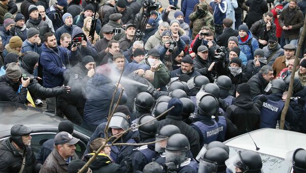صدام بين أنصار الرئيس الجورجي السابق ميخائيل ساكاشفيلي والحرس الوطني الأوكراني في كييف، أوكرانيا 5 ديسمبر/ كانون الثاني 2017 - سبوتنيك عربي