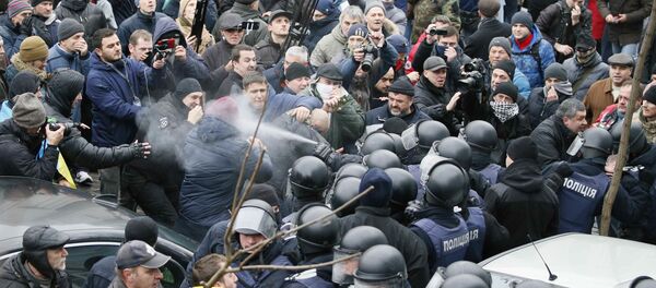 صدام بين أنصار الرئيس الجورجي السابق ميخائيل ساكاشفيلي والحرس الوطني الأوكراني في كييف، أوكرانيا 5 ديسمبر/ كانون الثاني 2017 - سبوتنيك عربي