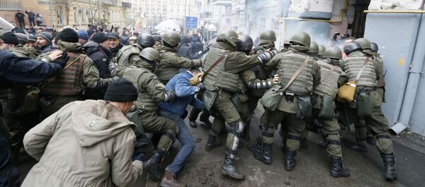 صدام بين أنصار الرئيس الجورجي السابق ميخائيل ساكاشفيلي والحرس الوطني الأوكراني في كييف، أوكرانيا 5 ديسمبر/ كانون الثاني 2017 صدام بين أنصار الرئيس الجورجي السابق ميخائيل ساكاشفيلي والحرس الوطني الأوكراني في كييف، أوكرانيا 5 ديسمبر/ كانون الثاني 2017 - سبوتنيك عربي