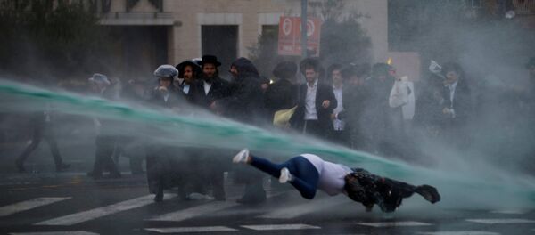 تفريق مظاهرة من اليهود الكتشددين الرافضين لقانون ادخالهم التجنيد الاجباري، القدس، 26 نوفمبر/ تشرين الثاني 2017 - سبوتنيك عربي