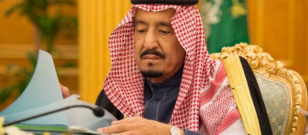 العاهل السعودي الملك سلمان بن عبدالعزيز خلال جسلة لمجلس الوزراء السعودي وأول تعليق بعد مقتل علي عبد الله صالح في الرياض، السعودية 5 ديسمبر/ كانون الأول 2017 - سبوتنيك عربي