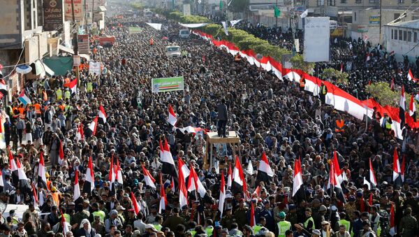 أتباع أنصار الله يحتشدون للاحتفال بمقتل الرئيس اليمني السابق علي عبدالله صالح في صنعاء، اليمن 5 ديسمبر/ كانون الأول 2017 - سبوتنيك عربي
