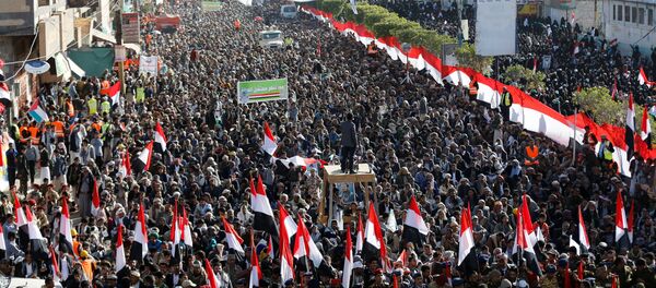 أتباع أنصار الله يحتشدون للاحتفال بمقتل الرئيس اليمني السابق علي عبدالله صالح في صنعاء، اليمن 5 ديسمبر/ كانون الأول 2017 - سبوتنيك عربي