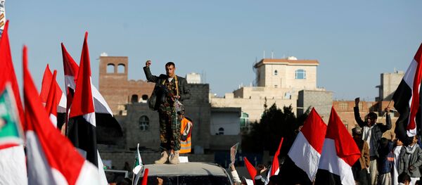 أتباع أنصار الله يحتشدون للاحتفال بمقتل الرئيس اليمني السابق علي عبدالله صالح في صنعاء، اليمن 5 ديسمبر/ كانون الأول 2017 - سبوتنيك عربي