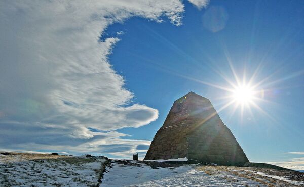 هرم أميس مونيومينت - هرم من الجرانيت، يبلغ ارتفاعه 60 قدما في بوفورد، بني في 1882 تكريما للأخوين أوكس وأليفر أميس اللذان ساعدا في استكمال بناء أول سكة حديد تعبر بين القارات، الولايات المتحدة. - سبوتنيك عربي