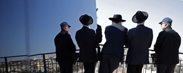 يهود متشددون على خلفية مدينة القدس القديمة، 1 ديسمبر/ كانون الأول 2017 - سبوتنيك عربي