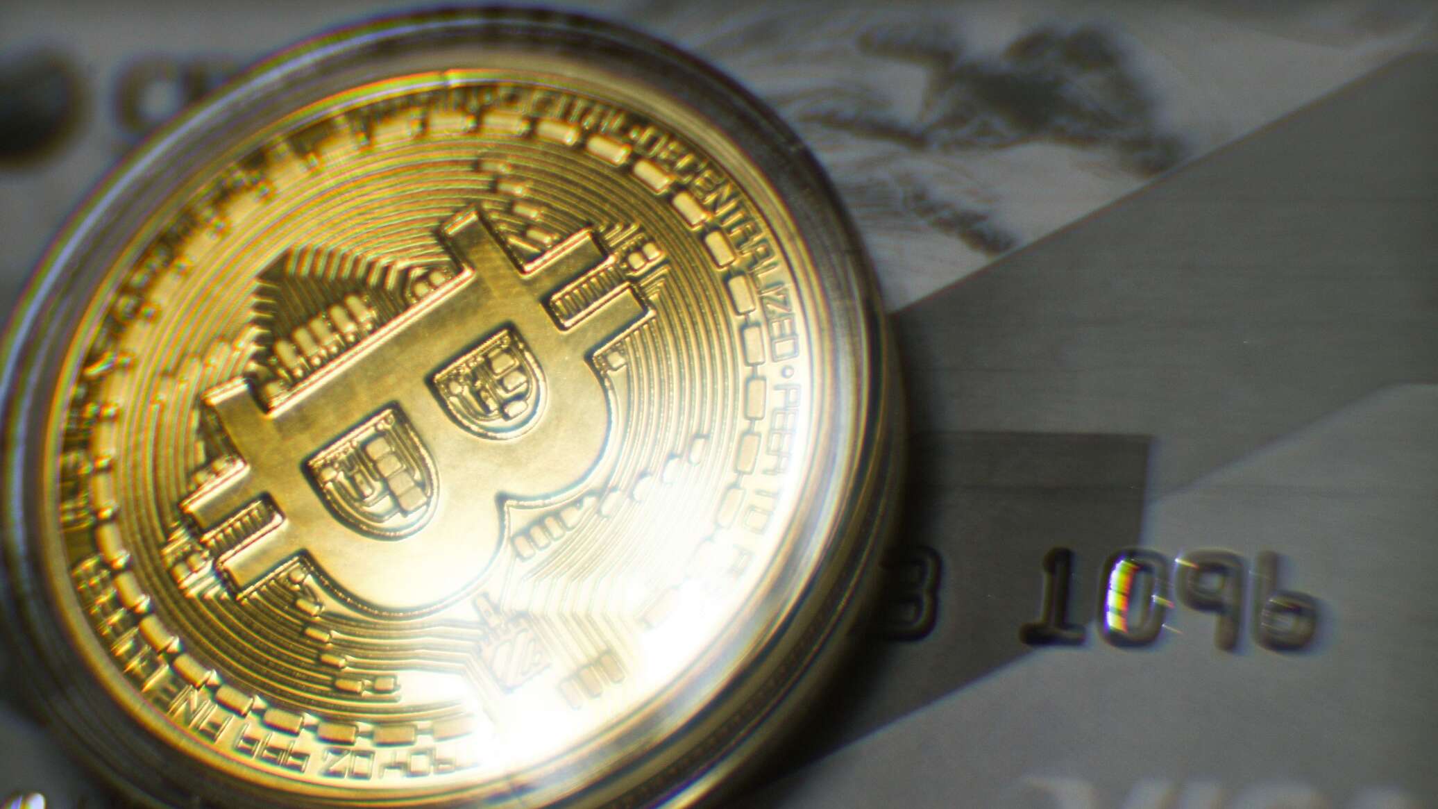 البيتكوين يسجل انخفاضا قياسيا بنسبة 13.9% خلال يوم واحد متراجعا دون 65 ألف دولار