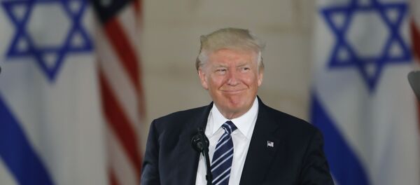 الرئيس الأمريكي دونالد ترامب خلال زيارته لـ متحف إسرائيل، وإعلانه عن نيته حول إعلان القدس عاصمة إسرائيل بتاريخ 6 ديسمبر/ كانون الأول (الصورة 23 مايو/ أيار 2017) - سبوتنيك عربي