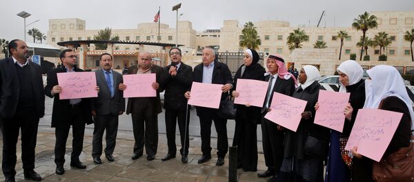 نواب أردنيون يعتصمون أمام السفارة الأمريكية رفضا لقرار الرئيس دونالد ترامب المحتمل بشأن القدس في عمان، الأردن 6 ديسمبر/ كانون الأول 2017 - سبوتنيك عربي