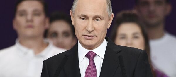 الرئيس الروسي فلاديمير بوتين يعلن أنه سيتخذ قريبا قرار الترشح للانتخابات الرئاسية المرتقبة في مارس القادم خلال حفل توزيع جوائز المتطوع الروسي لعام 2017 في موسكو، 6 ديسمبر/ كانون الأول 2017 - سبوتنيك عربي