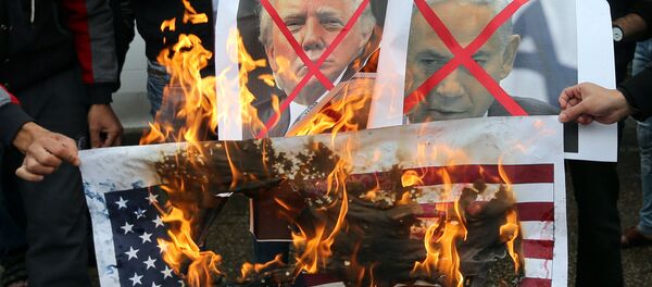 فلسطينيون يحرقون صور ترامب ونتنياهو في قطاع غزة - سبوتنيك عربي