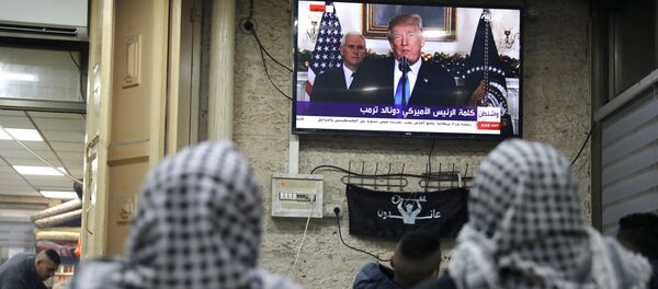 فلسطينيون يتابعون كلمة ترامب التي يعترف خلالها رسميا بالقدس عاصمة لإسرائيل - سبوتنيك عربي
