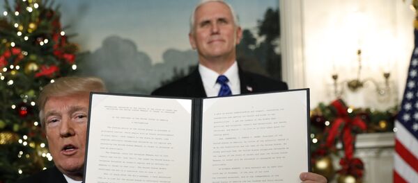 ترامب يوقع مرسوم الاعتراف بالقدس عاصمة لإسرائيل - سبوتنيك عربي