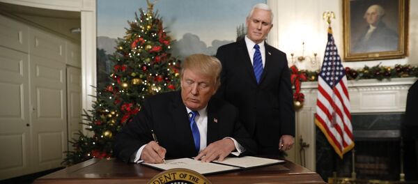 ترامب يوقع مرسوم الاعتراف بالقدس عاصمة لإسرائيل - سبوتنيك عربي